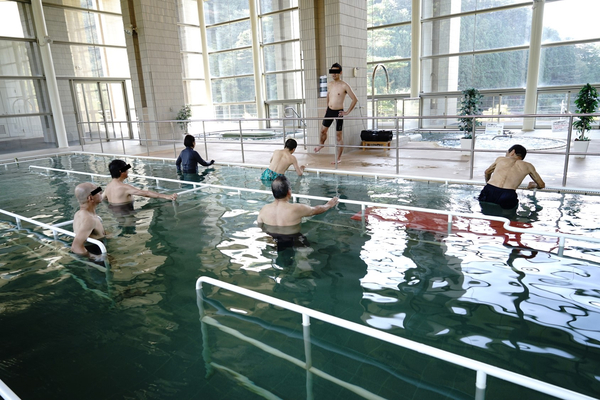 38度　塩類泉　温泉プールでの水中運動 写真